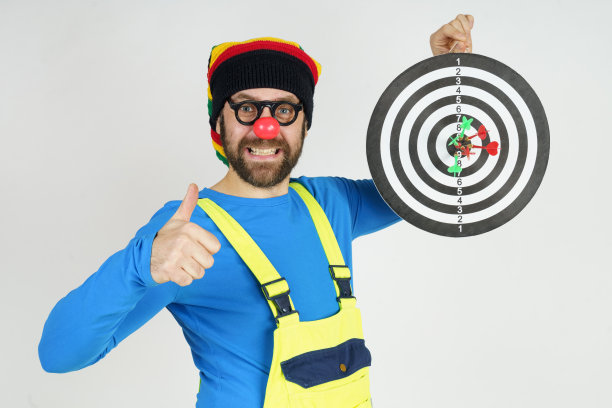 小丑手里拿着一个靶子，显示掷镖的结果，秒针显示一个手势——班。图片下载