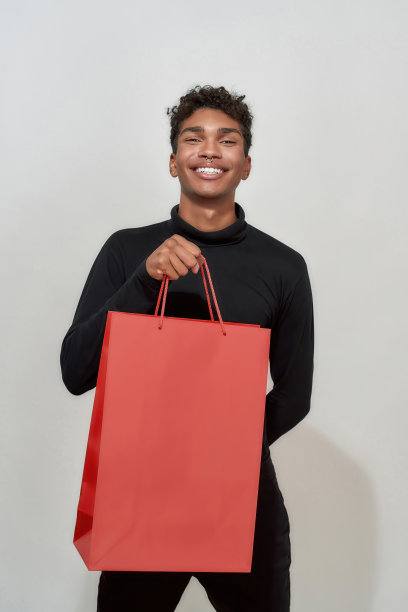 微笑的年轻非洲裔美国男孩拿着红包图片下载