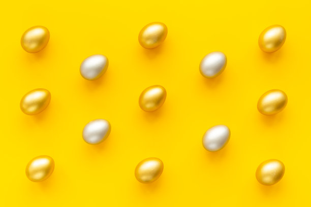 扁平的金蛋和银蛋。好运的象征。复活节装饰图片下载