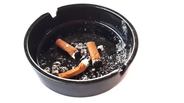 黑色烟灰缸孤立在白色背景上。图片下载