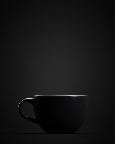 黑色背景上的黑色杯子。副本的空间。饮料的主题。图片下载