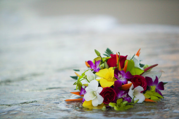 海浪中沙滩上的新娘花束图片下载