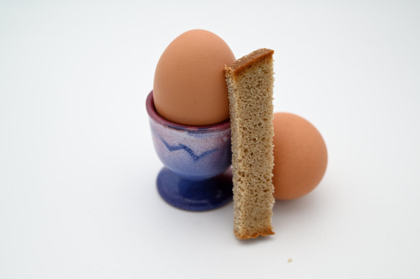 煮鸡蛋放在蛋杯里，配上面包兵图片下载