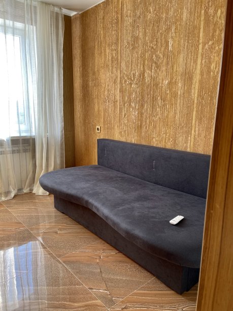 酒店房间的内部，有沙发图片下载