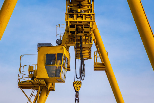 工厂或港口用于装载重型零件的工业起重机。图片下载