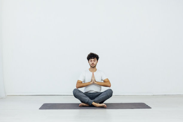 从事瑜伽、体位、体操健身的男人图片下载