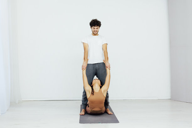 男女双打瑜伽体式体操健身图片下载