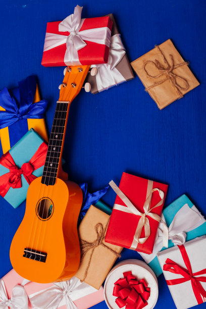 吉他旁边放着许多节日礼物图片下载
