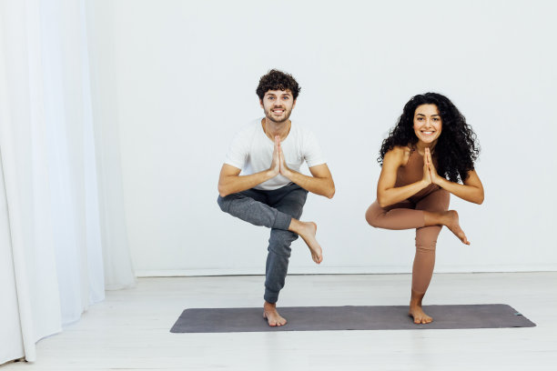 男女从事瑜伽体位运动体操健身图片下载