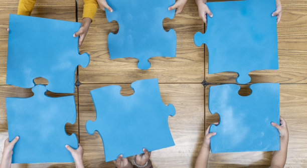 学龄前儿童持有巨大的拼图块库存照片图片下载