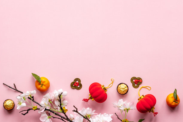 头顶上的中国新年餐桌上摆满了桔子，金色的糖果和红灯笼图片下载