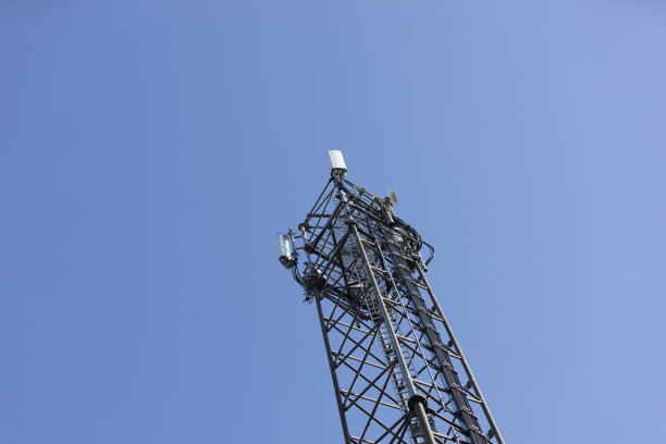 以蓝天为背景的电信天线图片下载