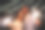 关注火花。新婚夫妇在晚上的公园里戴着花环图片下载
