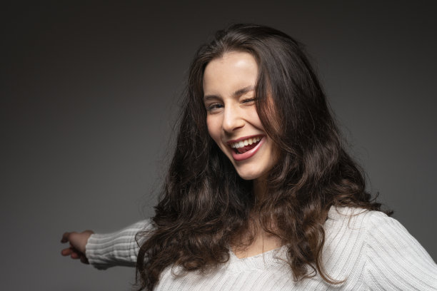 一个年轻女子的肖像图片下载