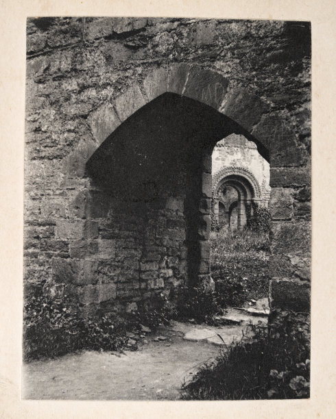 中世纪城堡或修道院废墟中的古大门照片图片下载