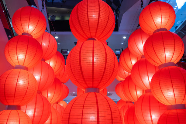 红灯笼挂在建筑上庆祝春节图片下载