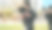快乐毕业的同学们拿着毕业证书，在学校的体育馆里奔跑图片下载