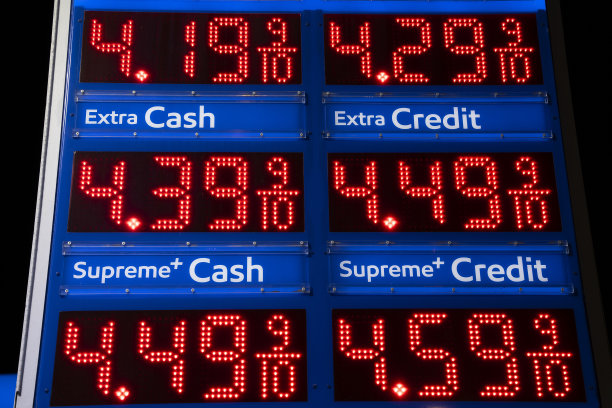 近距离观察一个标有红色发光数字的加油站价格标志。图片下载