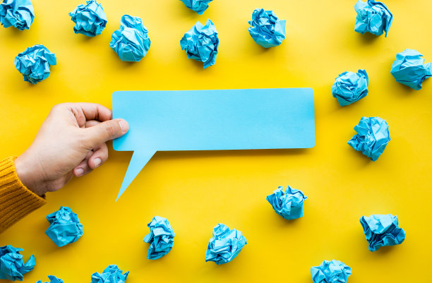 创意和创意概念与人手握泡泡纸和纸皱球图片下载