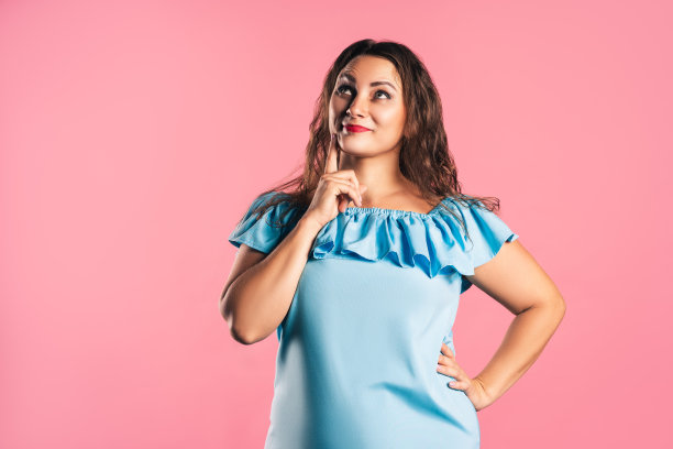 梦想大尺寸模型在粉红色的背景图片下载