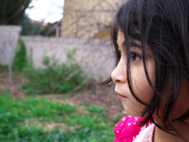 一个小女孩侧面的自然肖像图片下载