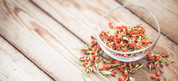 成熟的枸杞浆果在木制的背景图片下载