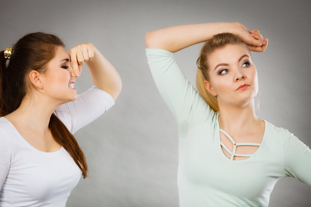 女人有湿腋窝她的朋友闻臭图片下载