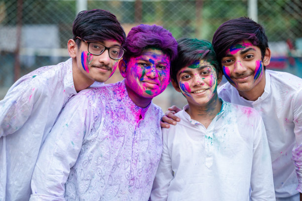 快乐的男孩们用彩色粉末庆祝胡里节。图片下载
