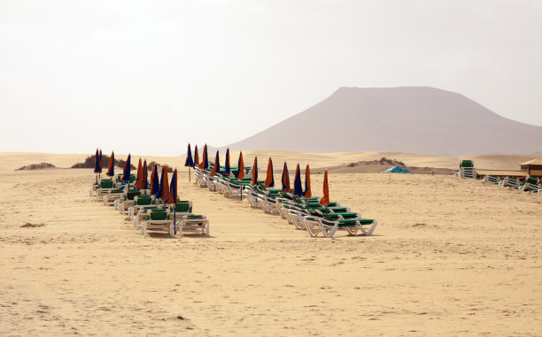 2019冠状病毒肺炎封锁期间，度假海滩空无一人图片下载