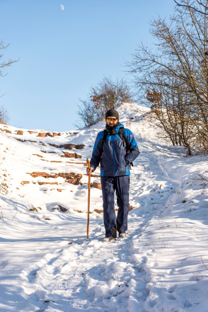 欣赏冬季风景的人图片下载