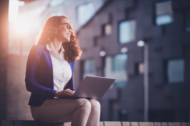 努力工作在户外。图片下载