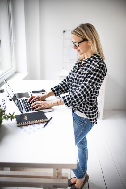 女商人在人体工程学站工作站工作。图片下载