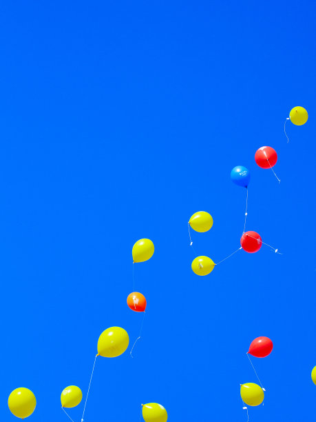 蓝天。气球。仪式。气球释放。天空。云。背景材料。图片下载