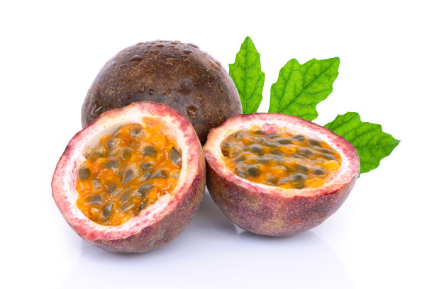 百香果(Maracuya}切成一半和绿叶孤立在白色图片下载