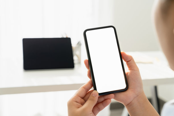 女人手里拿着智能手机，屏幕是空白的，社交网络概念，为你复制广告空间。图片下载