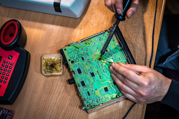 主烙铁焊接微电路图片下载