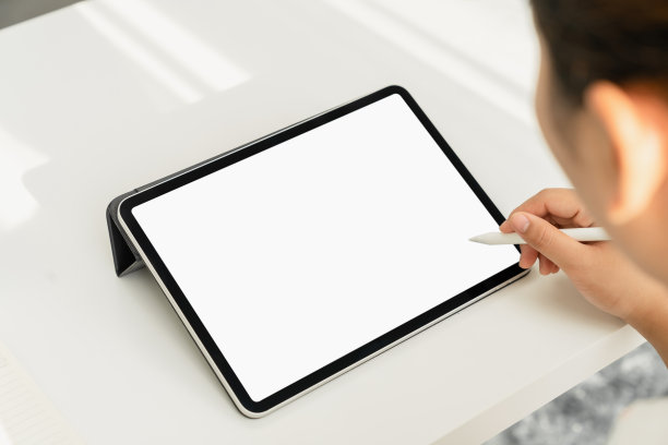 女人手里拿着数字平板电脑，屏幕是空白的。为您的广告复制空间。图片下载