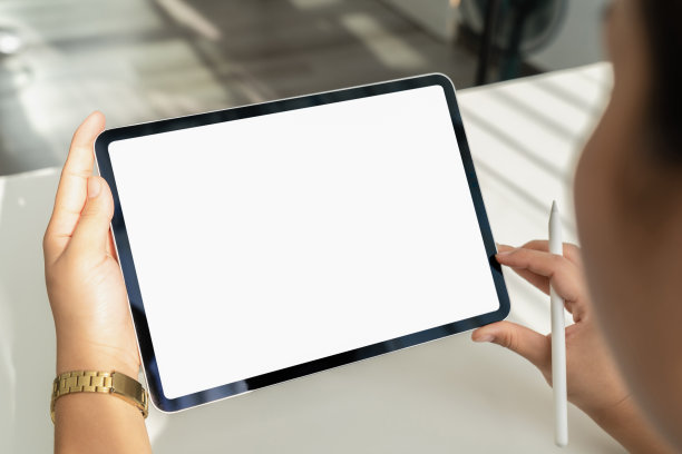 女人手里拿着数字平板电脑，屏幕是空白的。为您的广告复制空间。图片下载