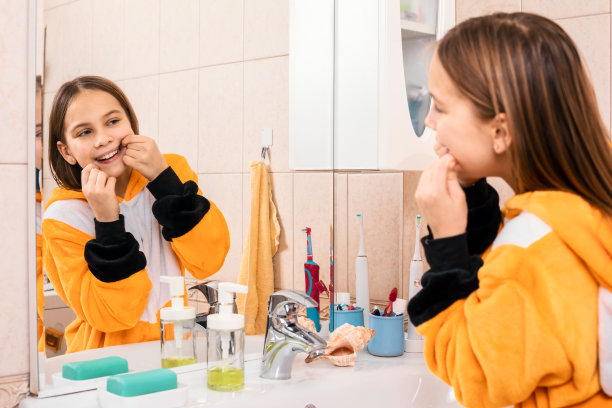 十多岁的小女孩在浴室里用牙线图片下载