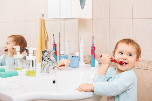 孩子在浴室刷牙图片下载