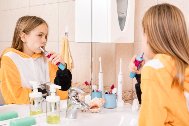 十来岁的小女孩在浴室刷牙图片下载