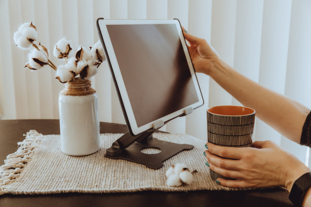 舒适的家庭办公室手工和环保装饰图片下载