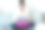 一个年轻漂亮的女人坐在家里的沙发上用笔记本电脑工作。图片下载