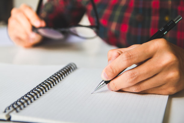 亚洲青年商人的学生拿着笔在纸上写一封信在家里图片下载