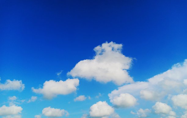 蓝天背景上的白云图片下载