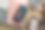 隔离期间的专注可能具有挑战性:一张在忙碌的办公桌上，一个不认识的女人在手机屏幕上做瑜伽的照片图片下载