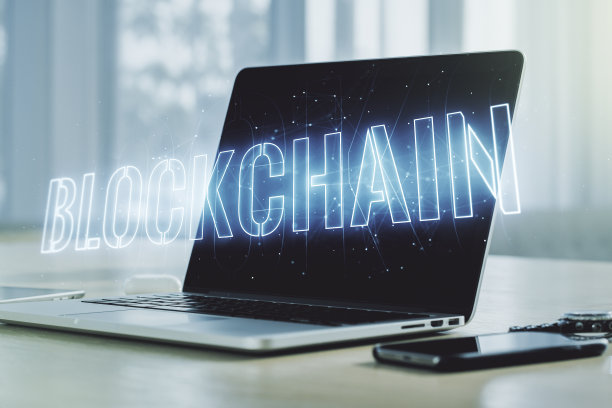 区块链技术在现代笔记本电脑背景下的创意概念。数字货币转移和去中心化的概念。Multiexposure图片下载