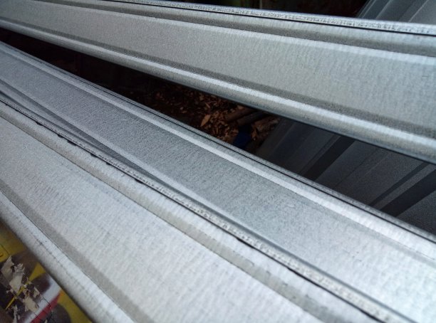 轻钢屋顶。图片下载