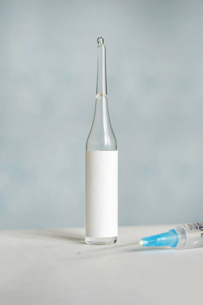 生产疫苗和对人口进行免疫接种。医疗保健和药品概念与注射器和疫苗瓶与液体。药瓶有空白标签拷贝空间。垂直图图片下载