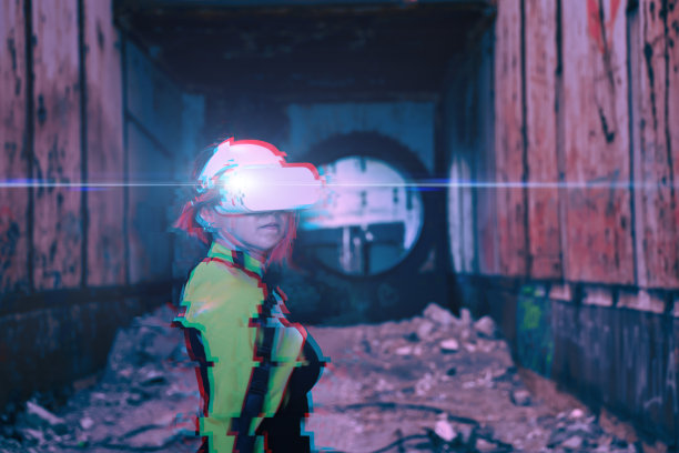 女人使用虚拟现实头盔进入虚拟现实。带有小故障效果的图像。图片下载